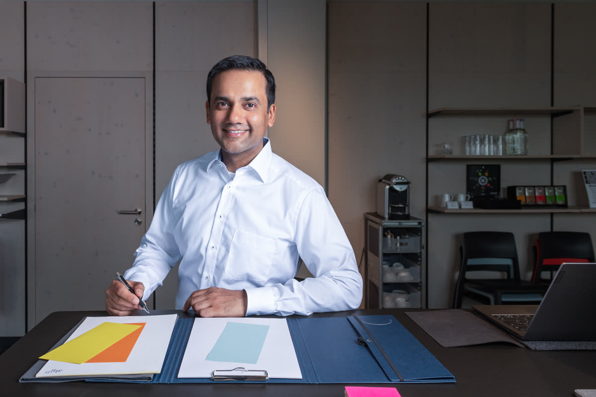 Business-Portrait Unternehmer am Schreibtisch